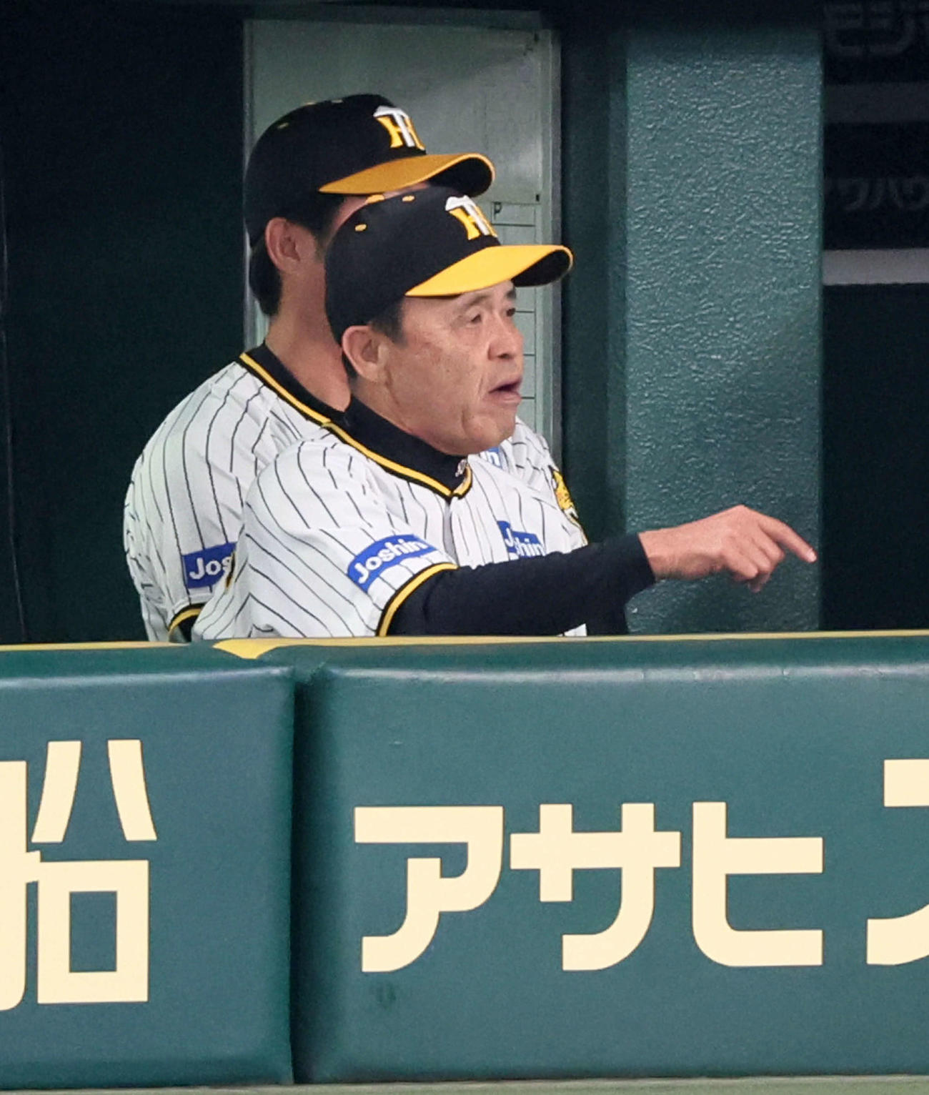 阪神対オリックス　3回表オリックス1死、岡田監督は広岡が何度かタイムを要求して打席をはずし、ベンチから声を荒げる（撮影・加藤哉）