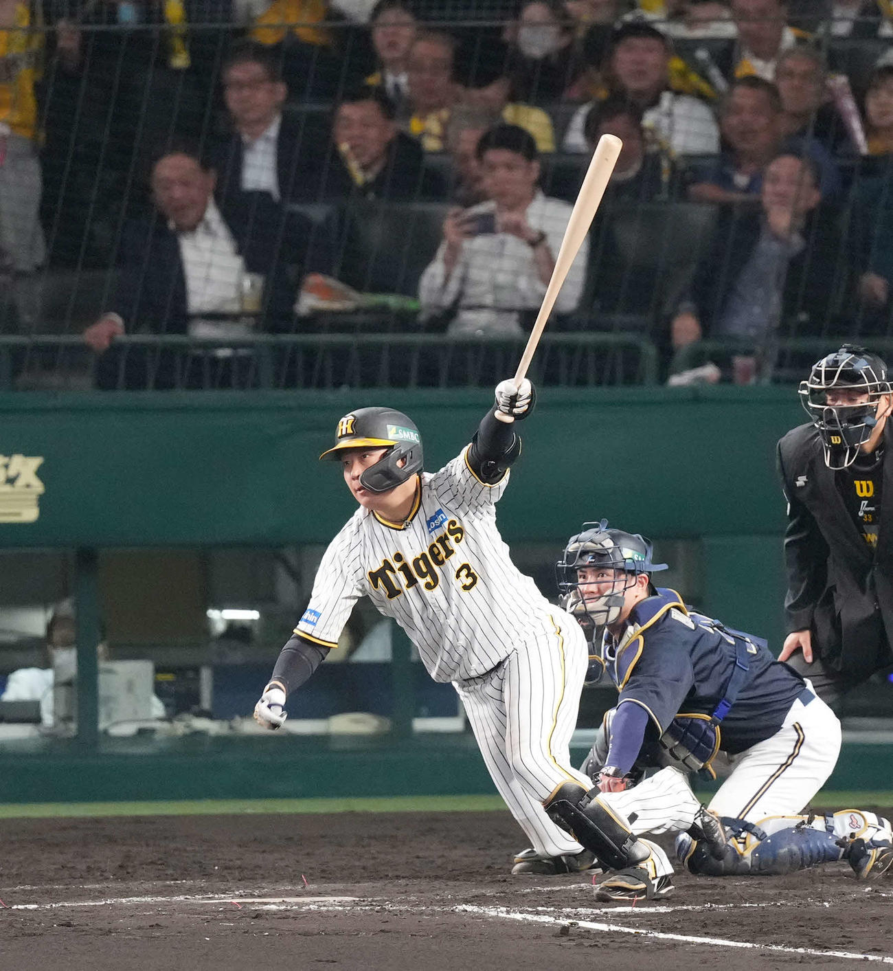 阪神対オリックス　8回裏阪神1死三塁、中前適時打を放つ大山（撮影・菅敏）