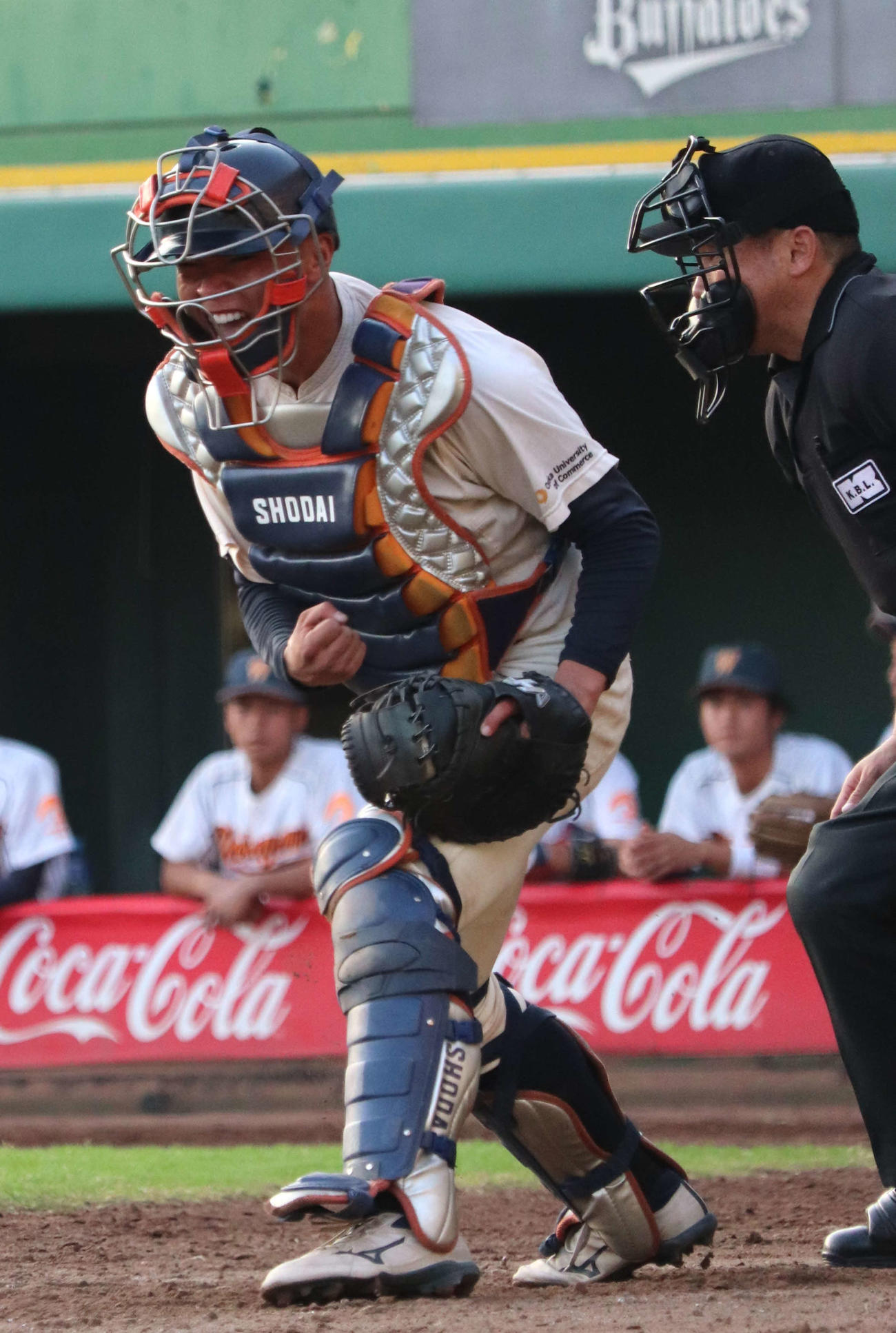大商大の蜷川大捕手（2年＝広陵）がピンチをしのぎ、ガッツポーズで吼える