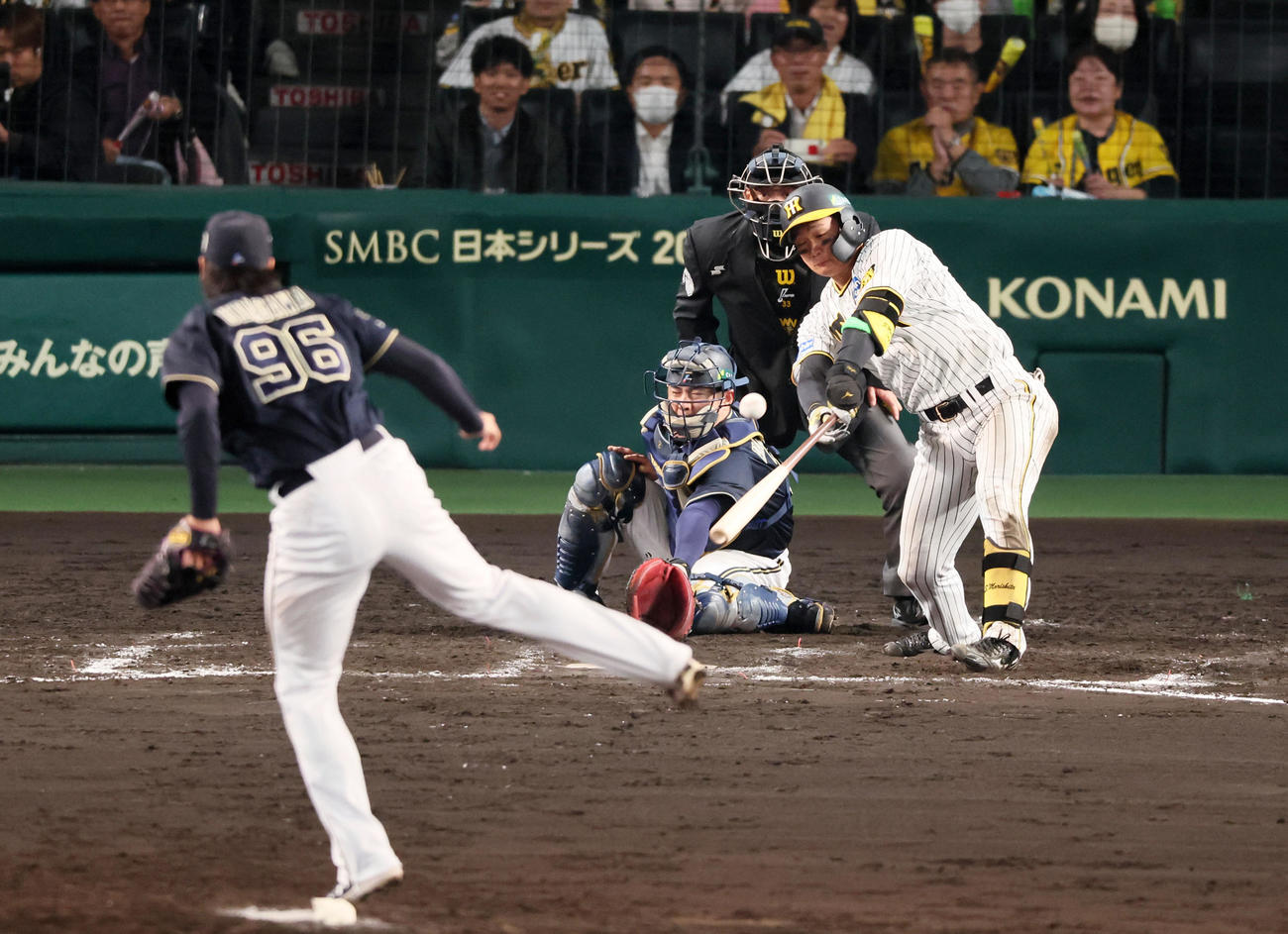 阪神対オリックス　8回裏阪神1死二、三塁、森下は左適時三塁打を放つ。投手は宇田川（撮影・加藤哉）