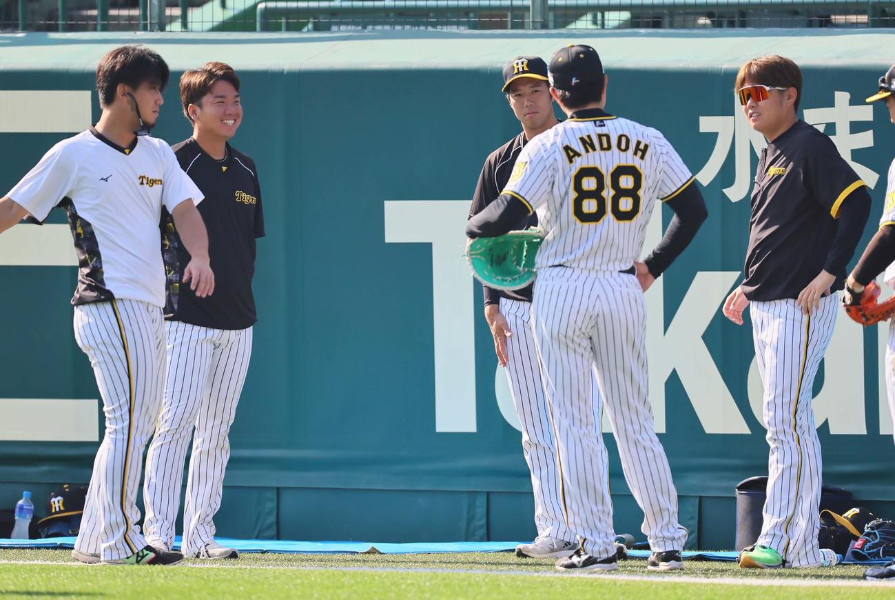 安藤コーチ（右から2人目）の話を聞く左から伊藤将、村上、青柳、一人おいて西勇（撮影・上田博志）