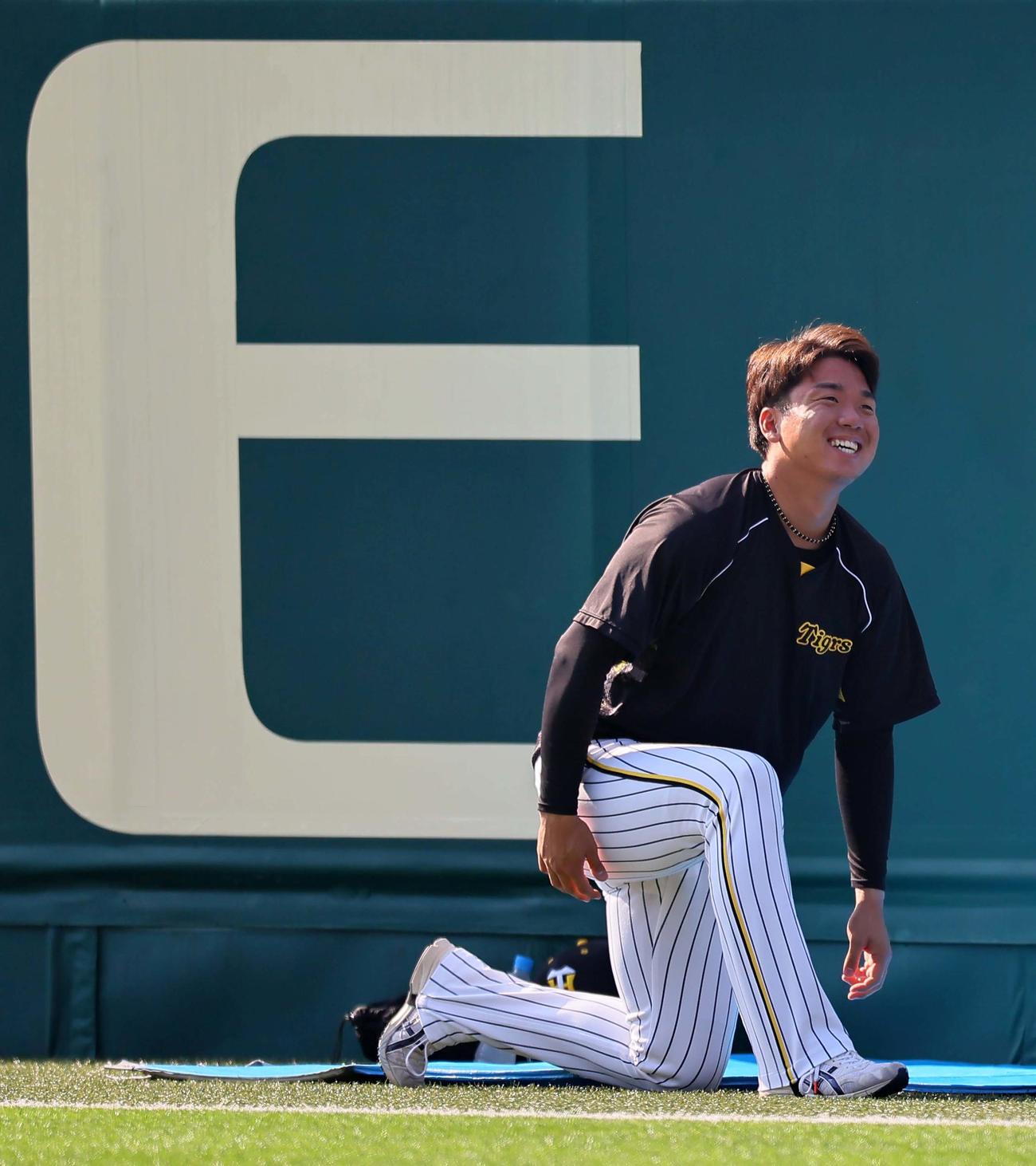甲子園球場で練習をする村上はいい笑顔を見せる（撮影・上田博志）