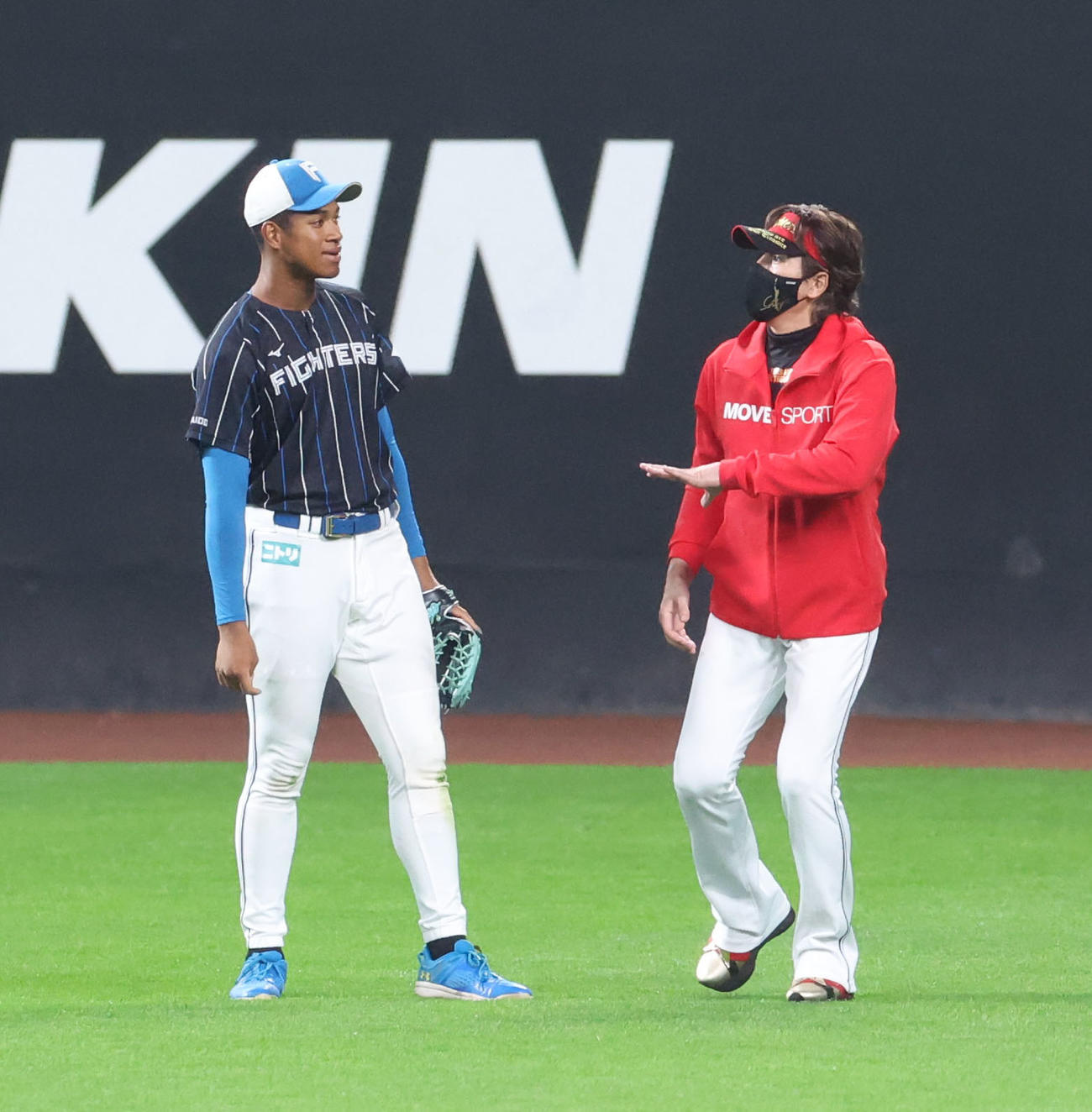 会話をする日本ハム万波（左）と新庄監督（撮影・佐藤翔太）