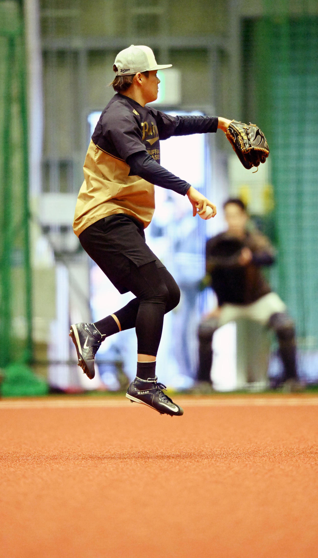助走をつけジャンプしながら投球するオリックス山本（撮影・和賀正仁）