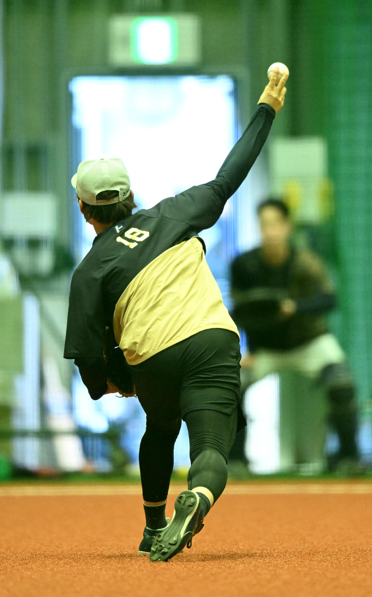 室内でキャッチボールを行い最終調整をするオリックス山本（撮影・和賀正仁）