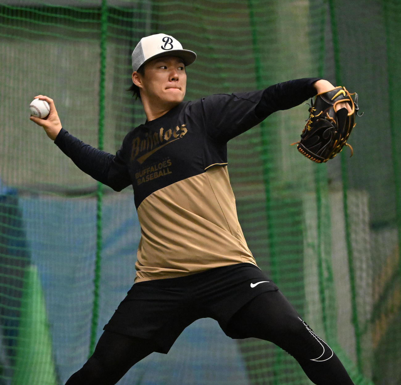 室内でキャッチボールを行い最終調整をするオリックス山本（撮影・和賀正仁）