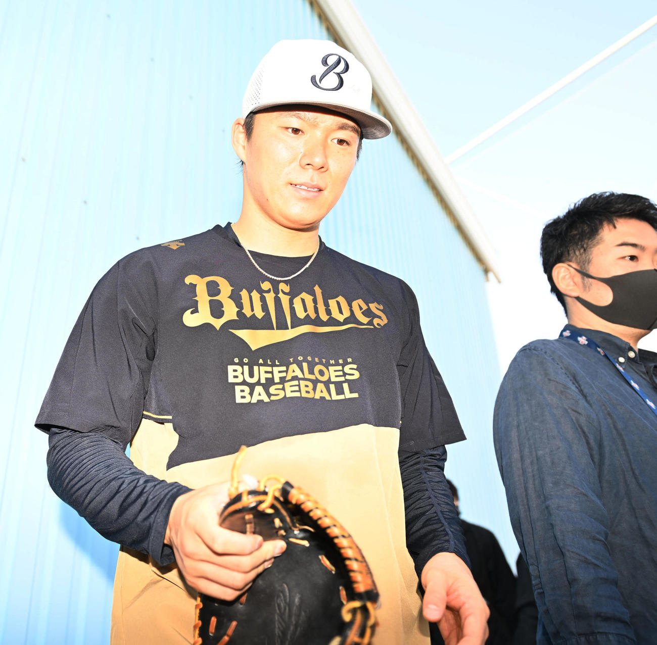 練習後、報道陣に対応するオリックス山本（撮影・和賀正仁）