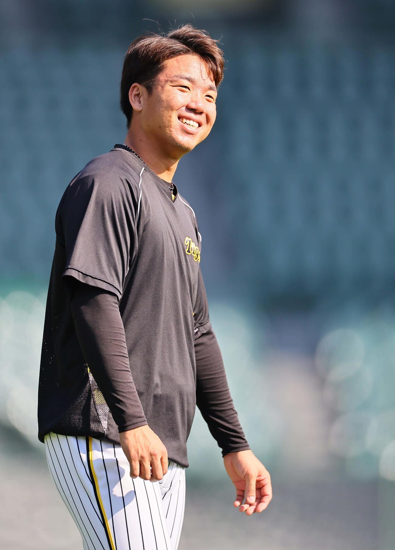 笑顔を見せる村上（撮影・上田博志）