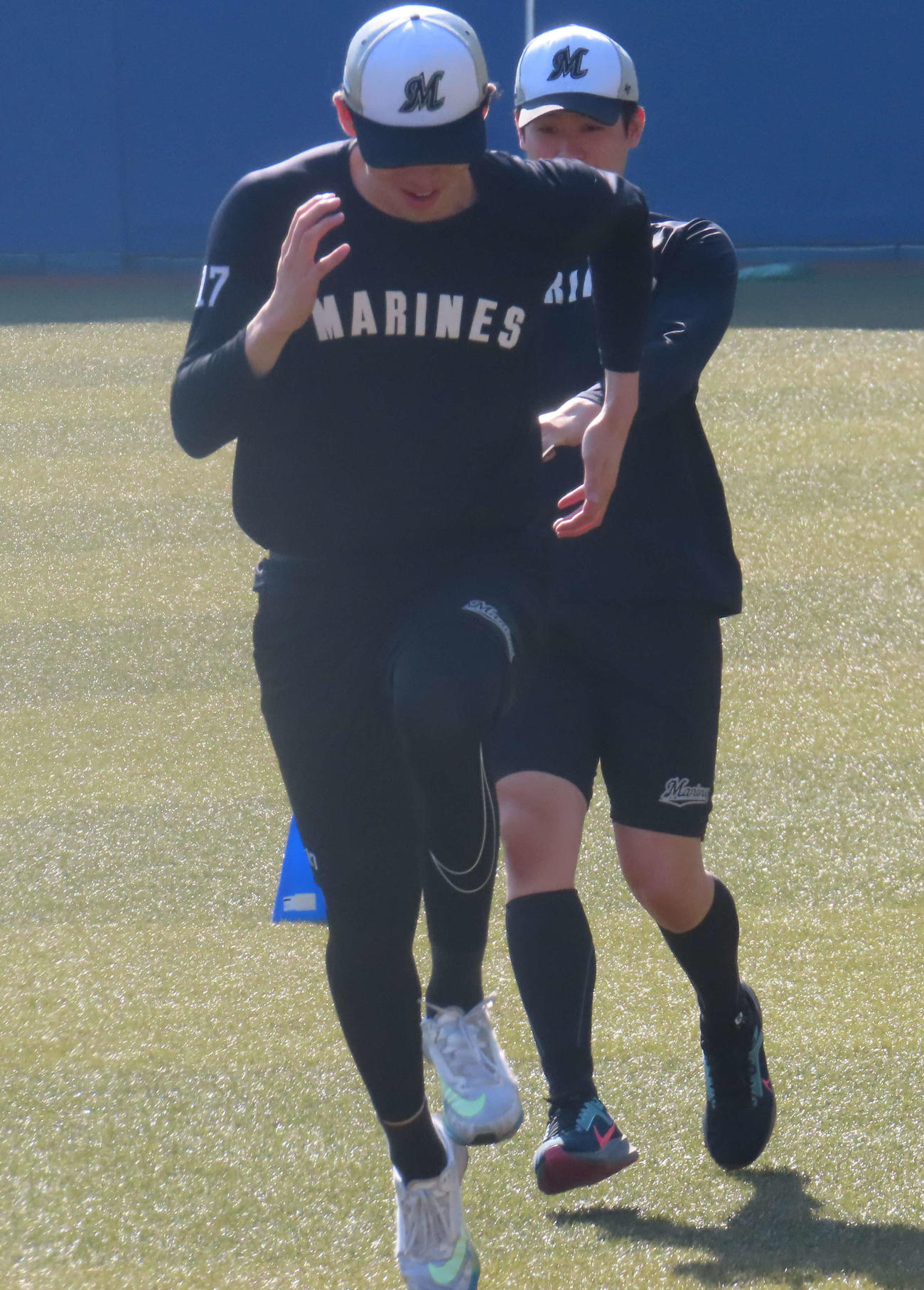 秋季練習でゴムチューブを使いながら走るロッテ・佐々木朗（撮影・佐瀬百合子）