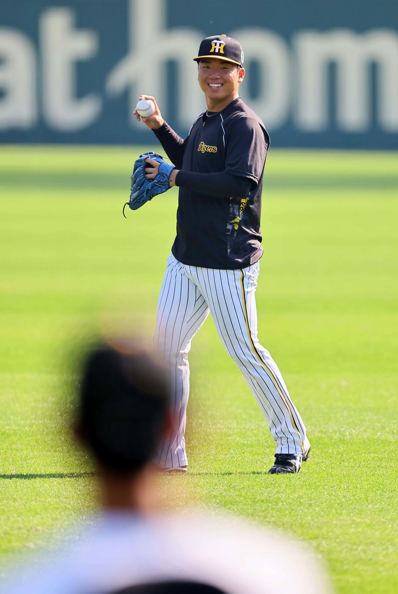 キャッチボールで調整する村上（撮影・上田博志）