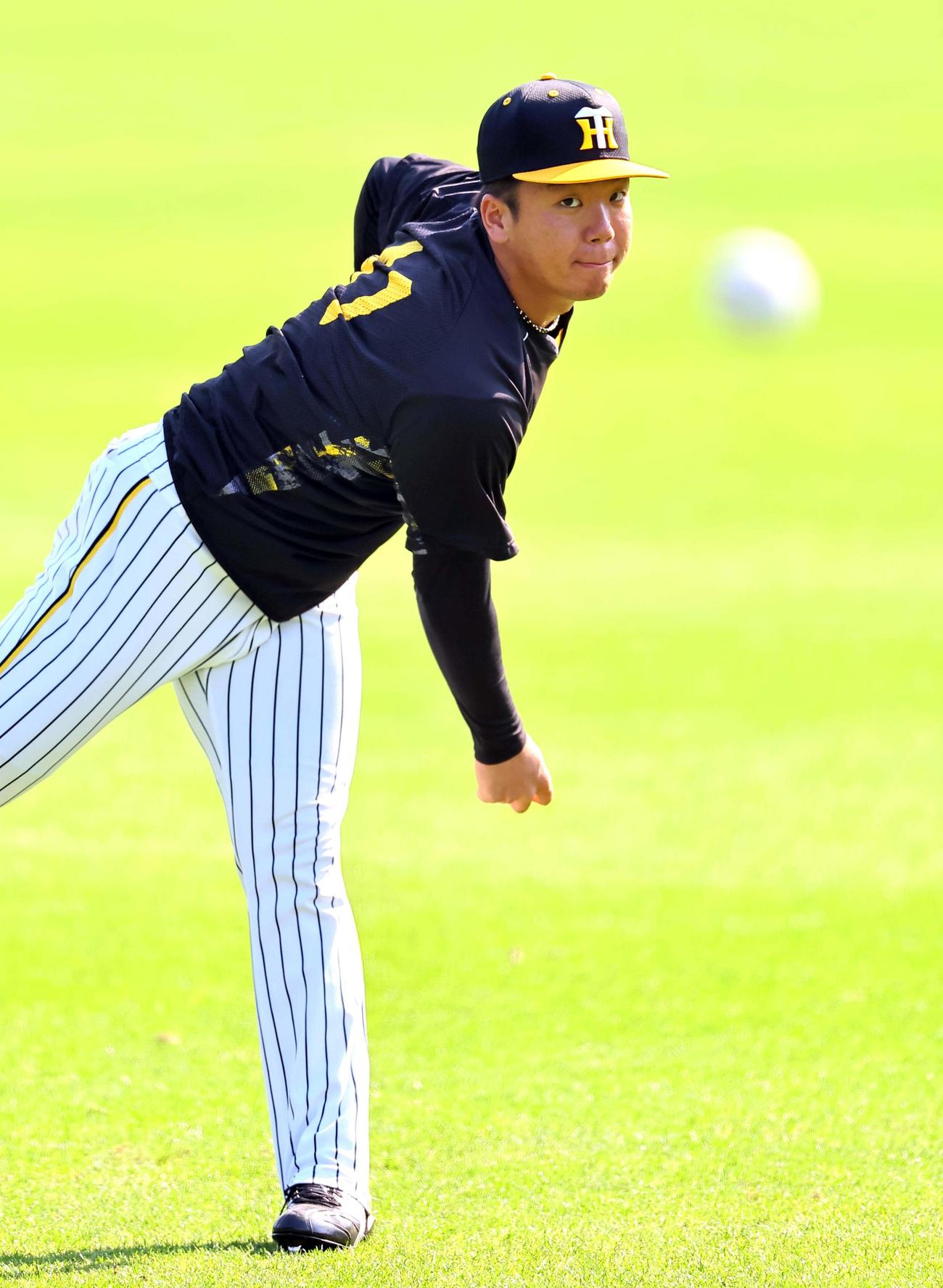 キャッチボールで調整する村上（撮影・上田博志）