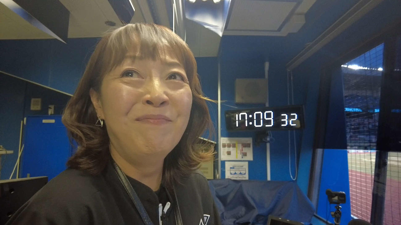 10月7日のオリックス戦で涙ぐむロッテ場内アナウンス担当の谷保さん（球団提供）