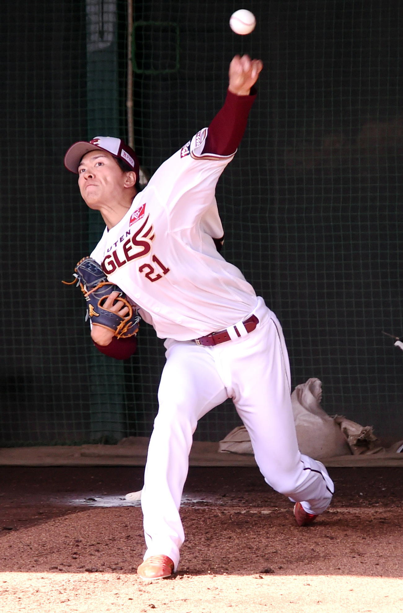 ブルペンで投げ込む楽天早川（撮影・山田愛斗）