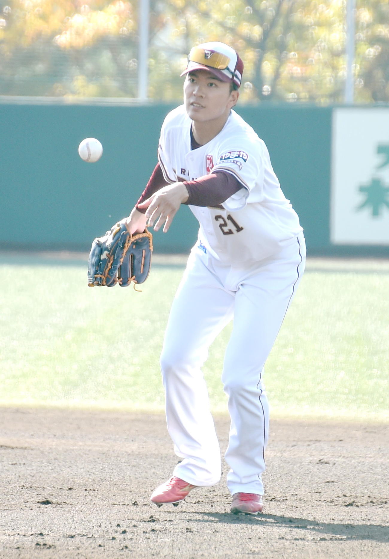守備練習する楽天早川（撮影・山田愛斗）