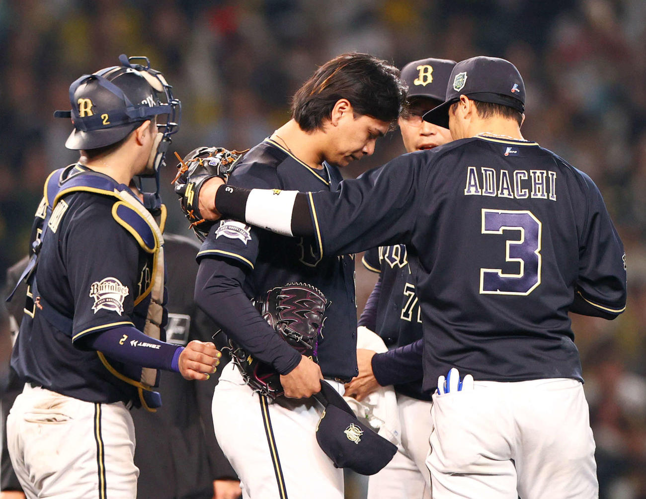 2日、日本S第5戦で失点し落胆するオリックス宇田川に声を掛ける内野陣