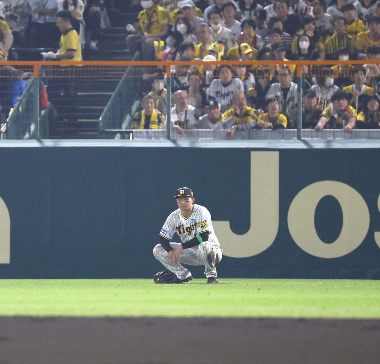 2日、日本シリーズ第5戦の7回に適時失策し外野でしゃがみ込む阪神森下