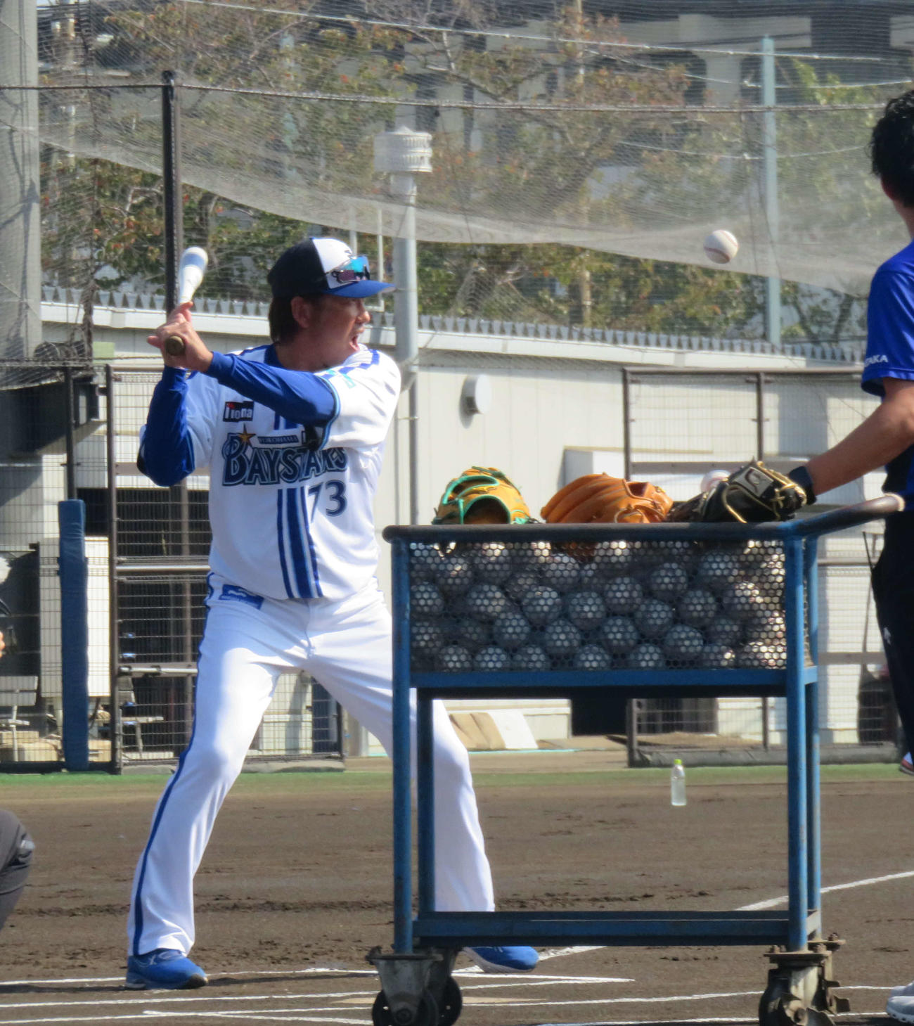 右打ちで初ノックを打つDeNA藤田育成野手コーチ