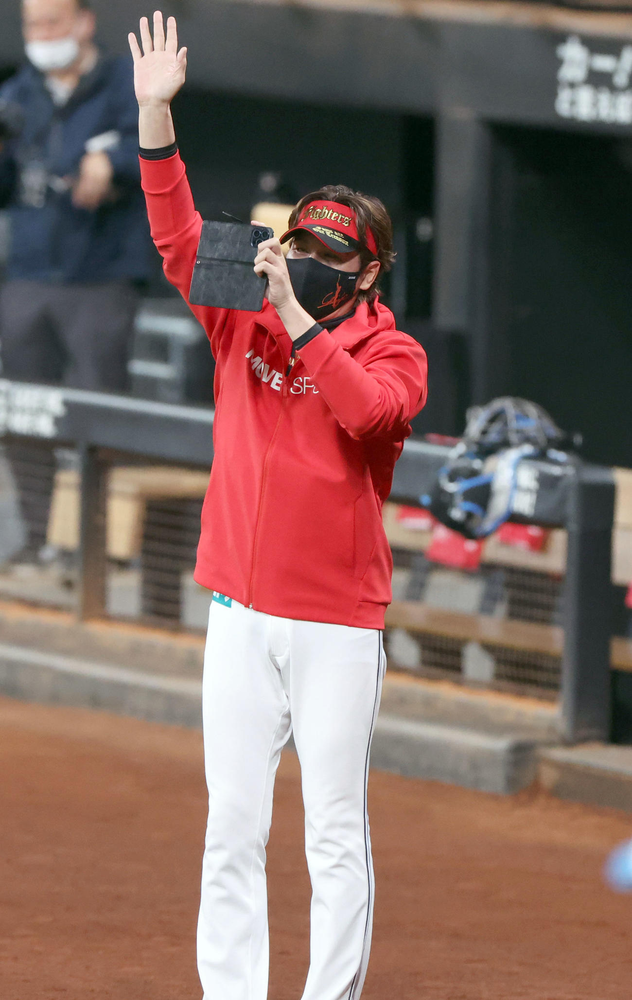 撮影しながらグラウンドに姿を見せる日本ハム新庄監督（撮影・佐藤翔太）