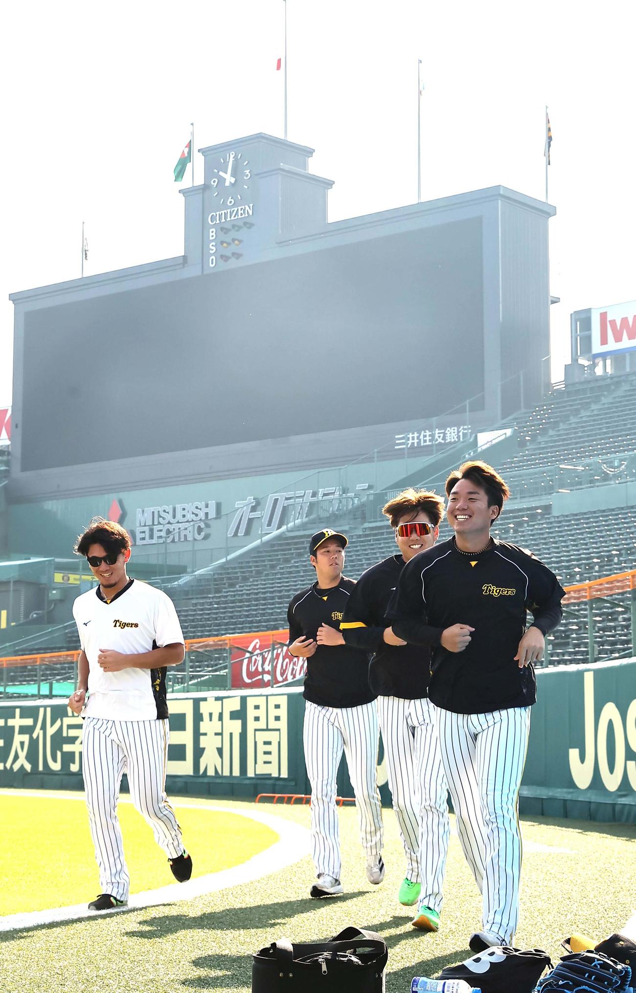 ランニングをして汗を流す右から村上、西勇、青柳、伊藤将（撮影・上田博志）