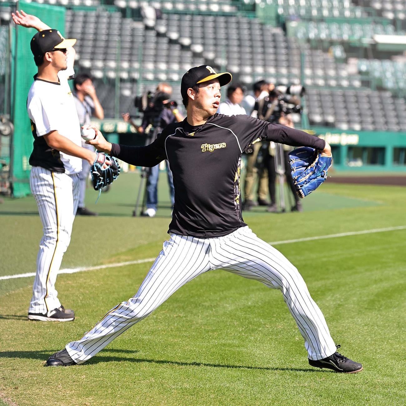 キャッチボールで調整する青柳（撮影・上田博志）