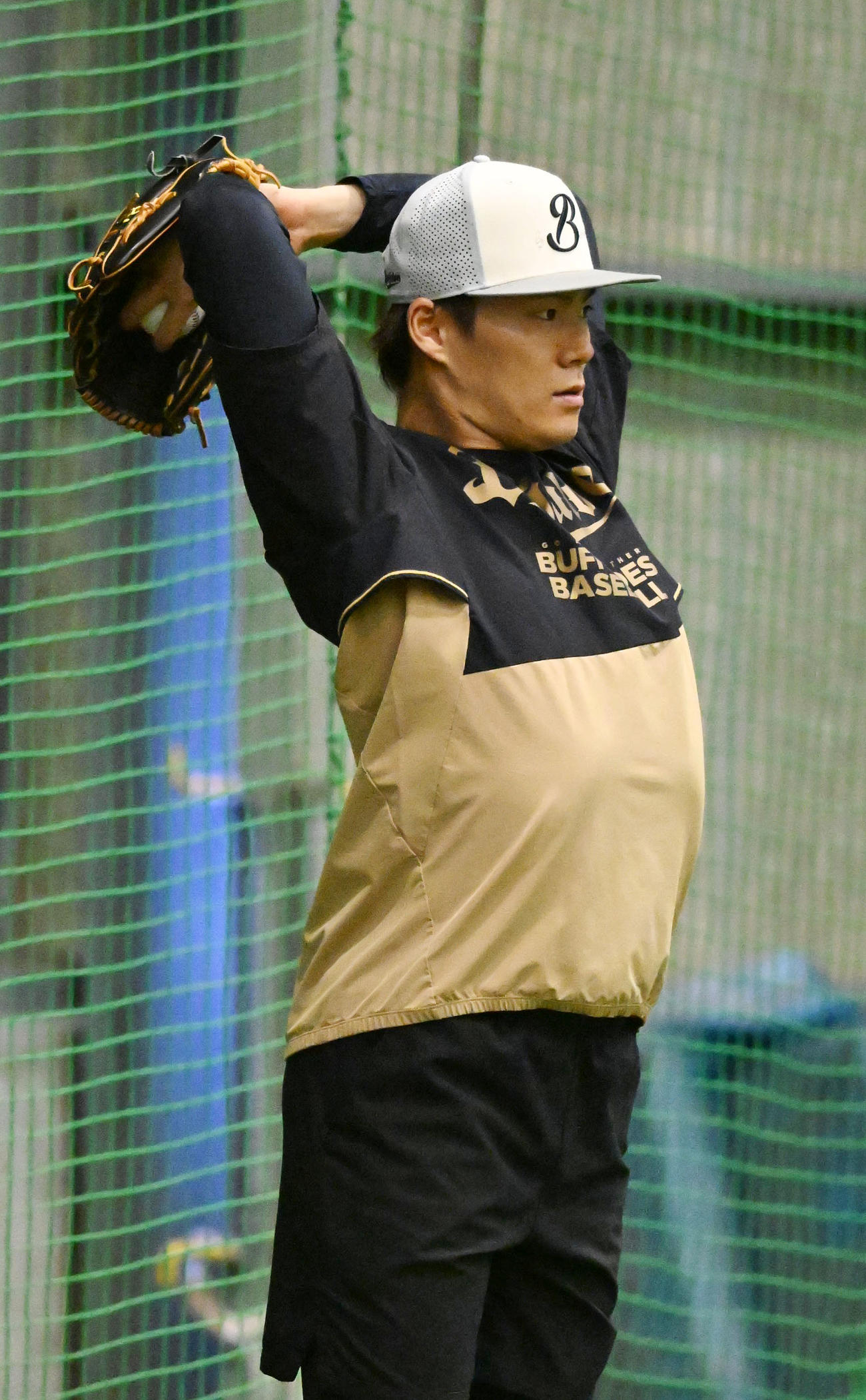 室内でキャッチボールを行い最終調整をするオリックス山本（撮影・和賀正仁）