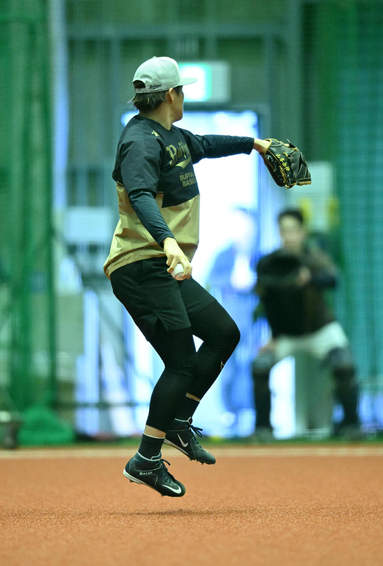 助走をつけジャンプしながら投球するオリックス山本（撮影・和賀正仁）