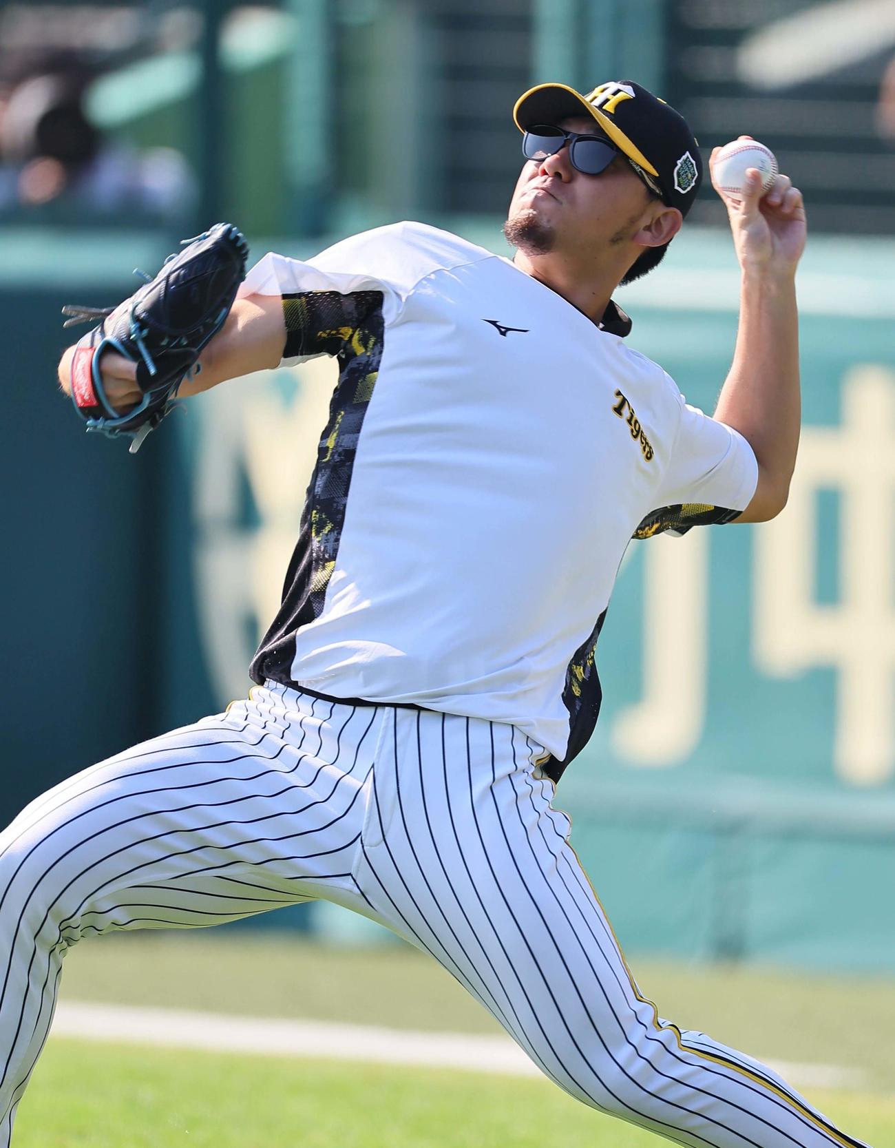 キャッチボールを行う伊藤将（撮影・上田博志）