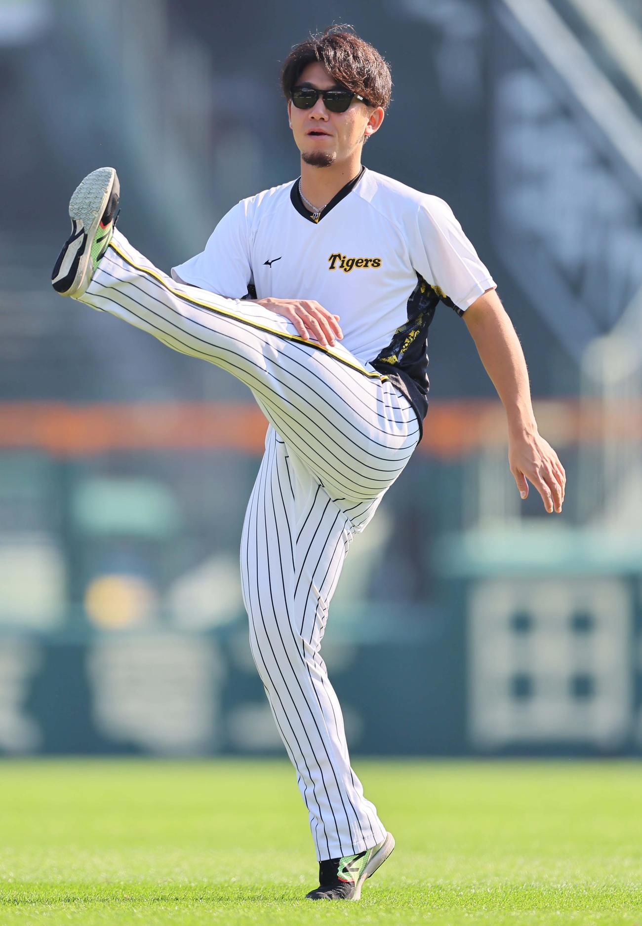 ウオーミングアップをする伊藤将（撮影・上田博志）