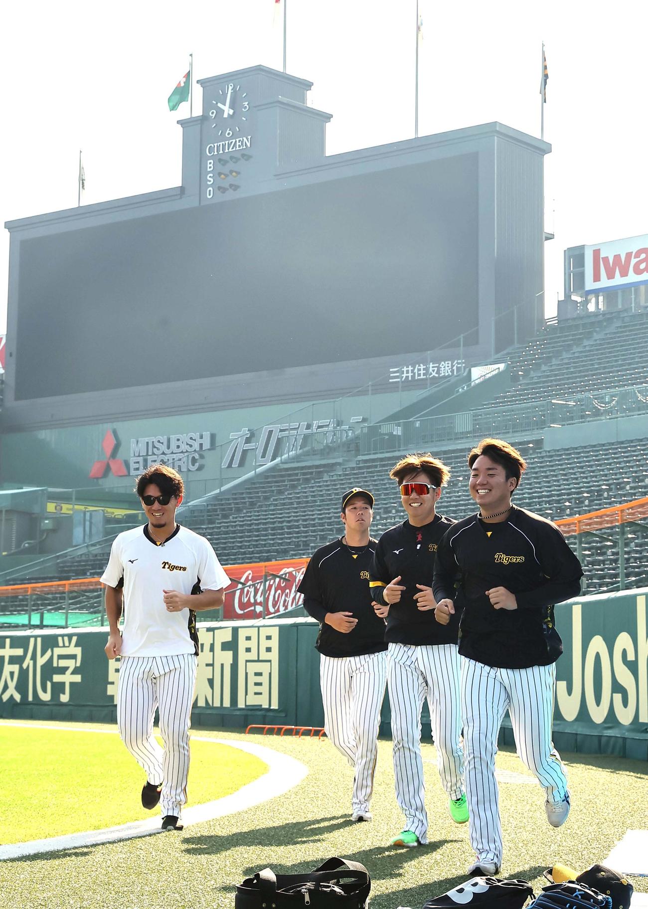 ランニングをして汗を流す右から村上、西勇、青柳、伊藤将（撮影・上田博志）