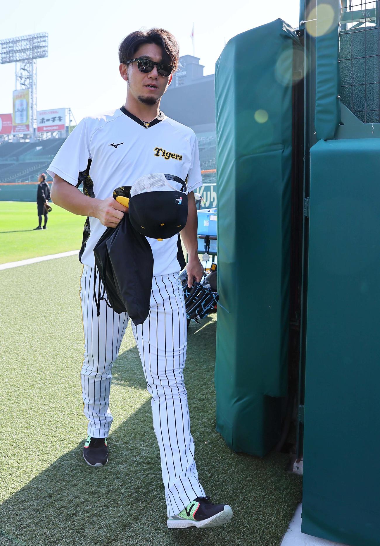 グラウンドでの練習を終えグラウンドを引き揚げる伊藤将（撮影・上田博志）