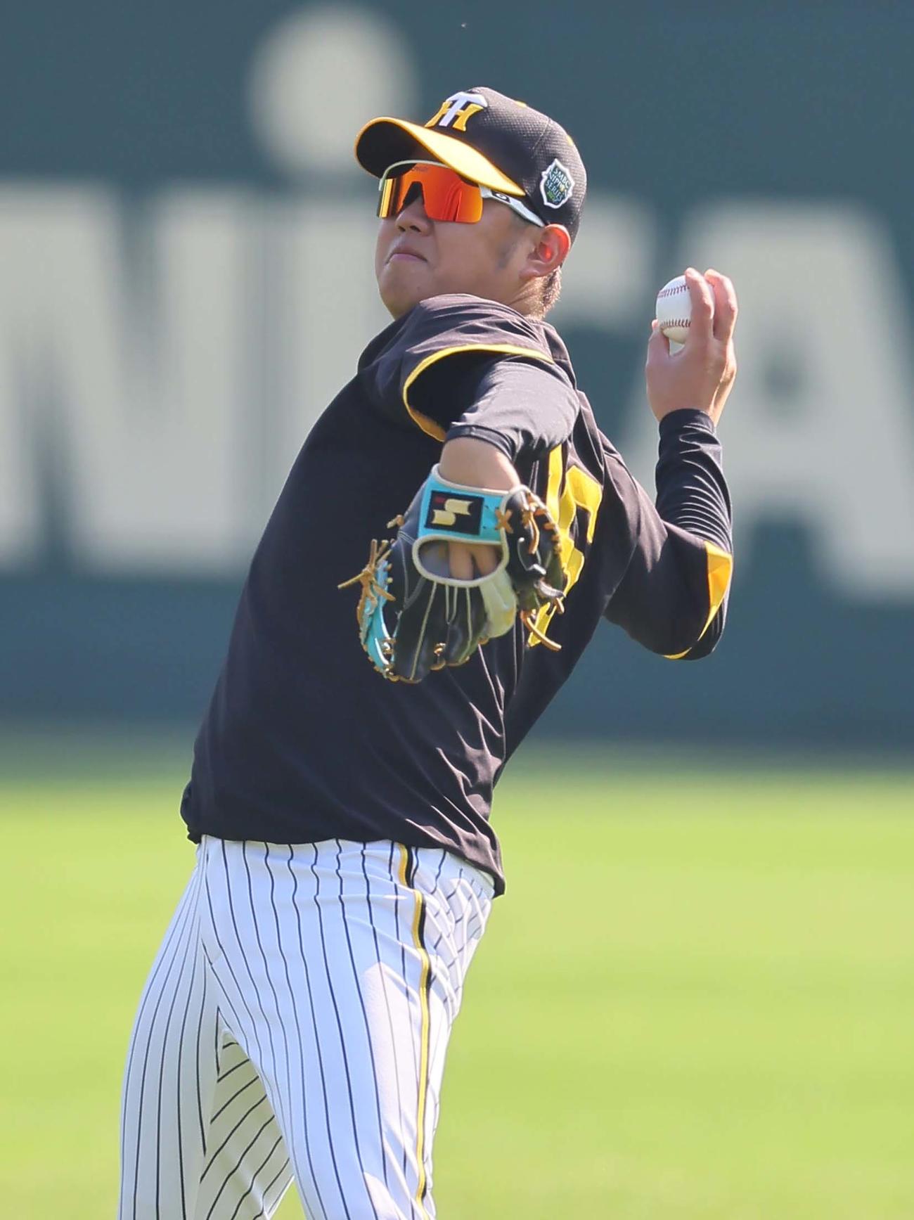 キャッチボールで調整する西勇（撮影・上田博志）