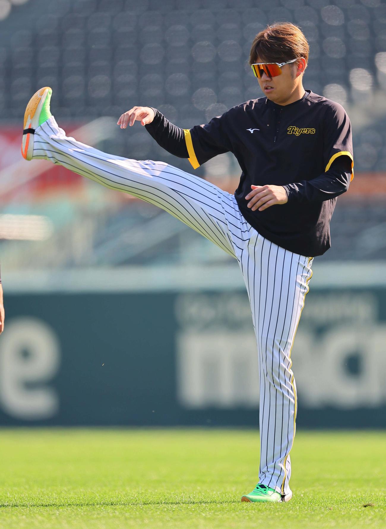 ウオーミングアップをする西勇（撮影・上田博志）