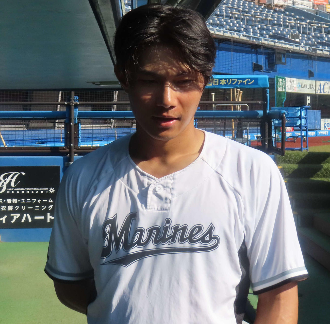 秋季練習で取材対応するロッテ藤原