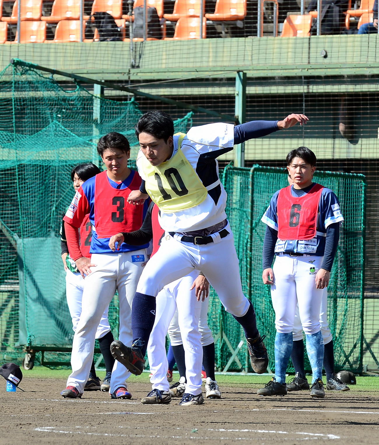 1次選考に合格した群馬大・竹内（中央）