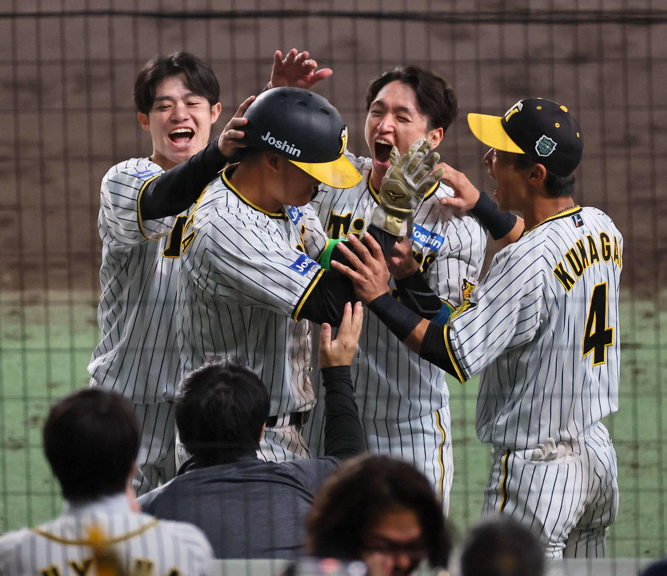 大山の適時打で生還した森下（中央）はナインから手荒い祝福を受ける（2023年11月2日撮影）