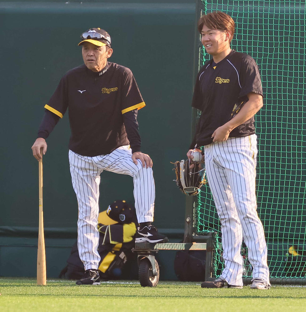 2日、試合前に西勇（右）と話をする岡田監督