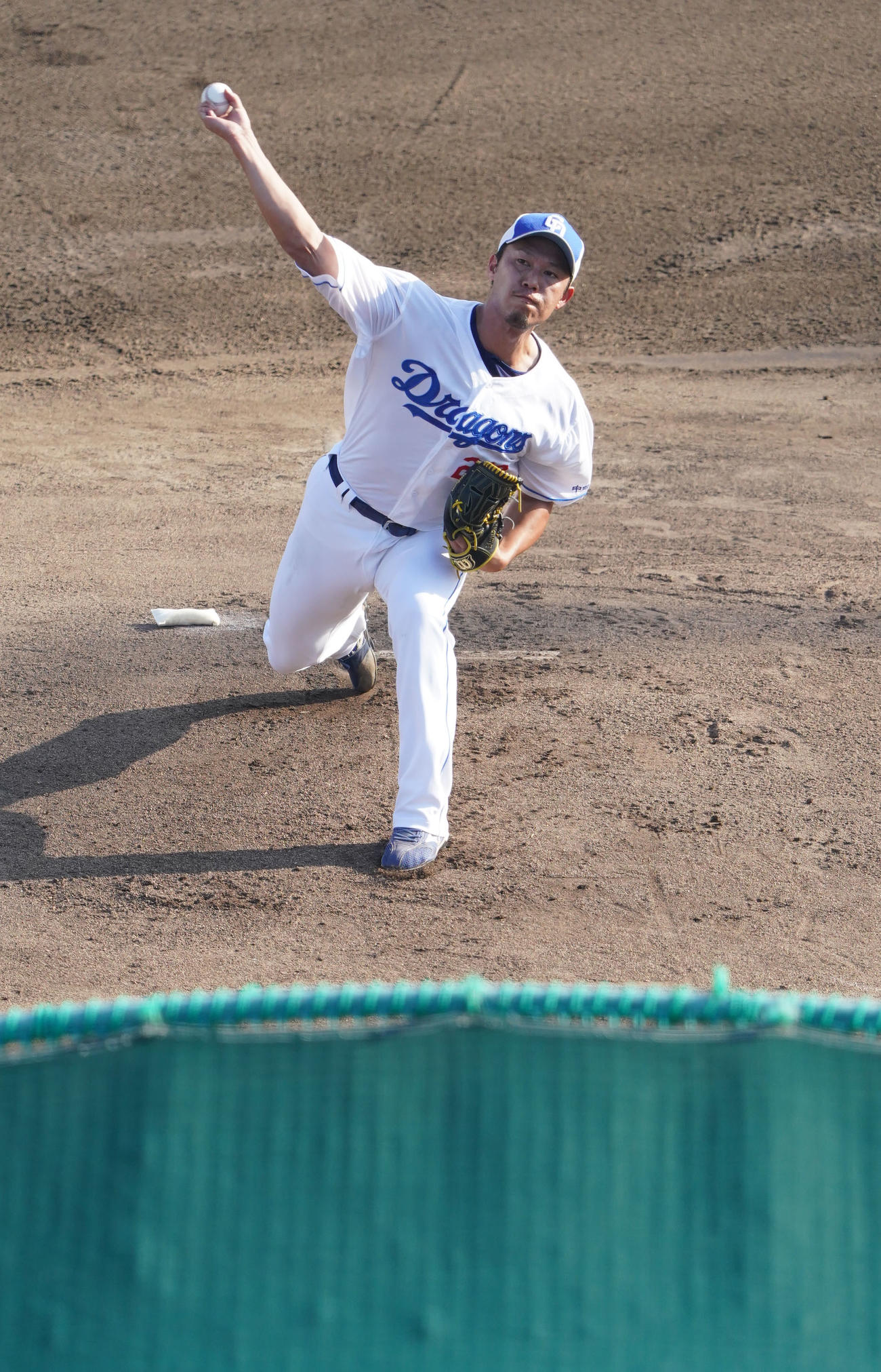 打撃練習に登板する岩崎（撮影・森本幸一）