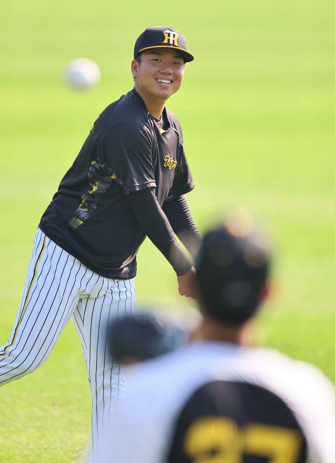 キャッチボールで調整する阪神村上（撮影・上田博志）