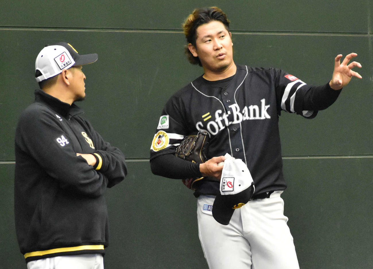 倉野1軍投手コーチ兼ヘッドコーディネーター（左）と話す杉山（撮影・只松憲）