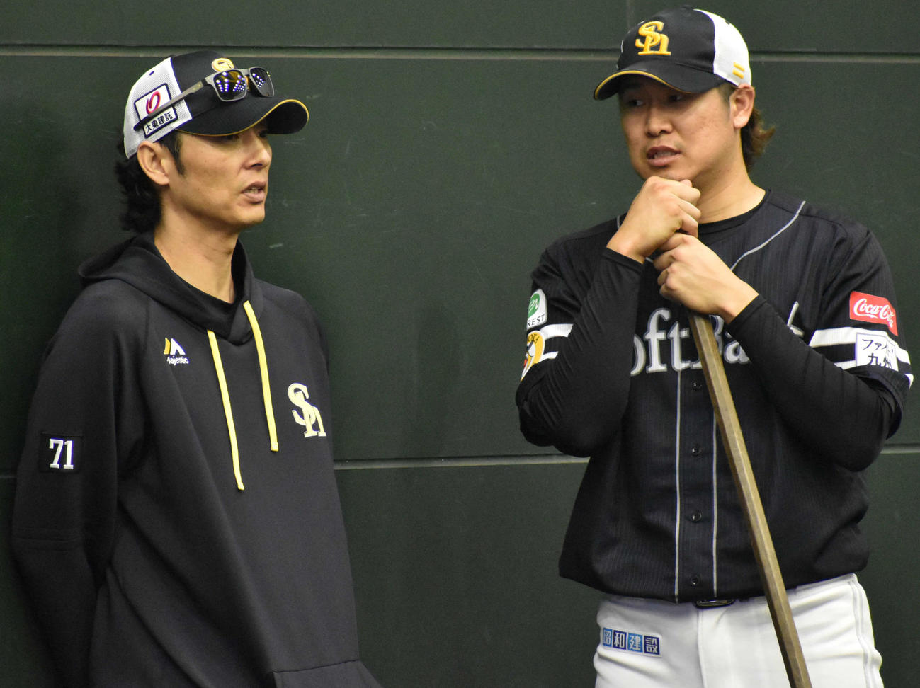 斉藤和巳4軍監督（左）と話す杉山（撮影・只松憲）