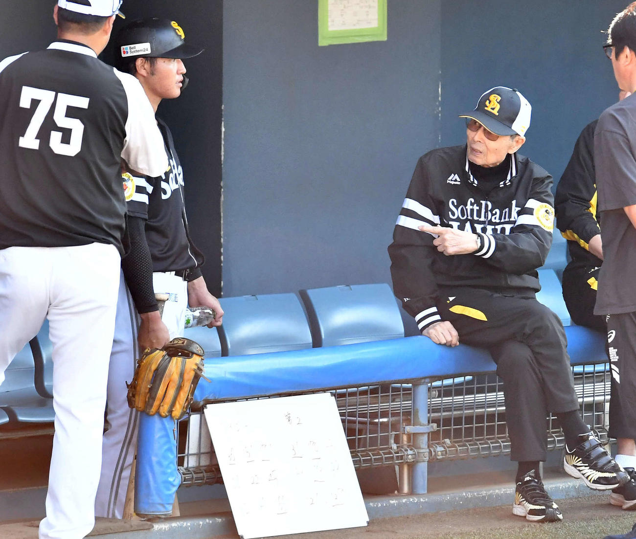 打撃練習を終えた重松（左から2人目）と話すソフトバンク王球団会長（撮影・岩下翔太）