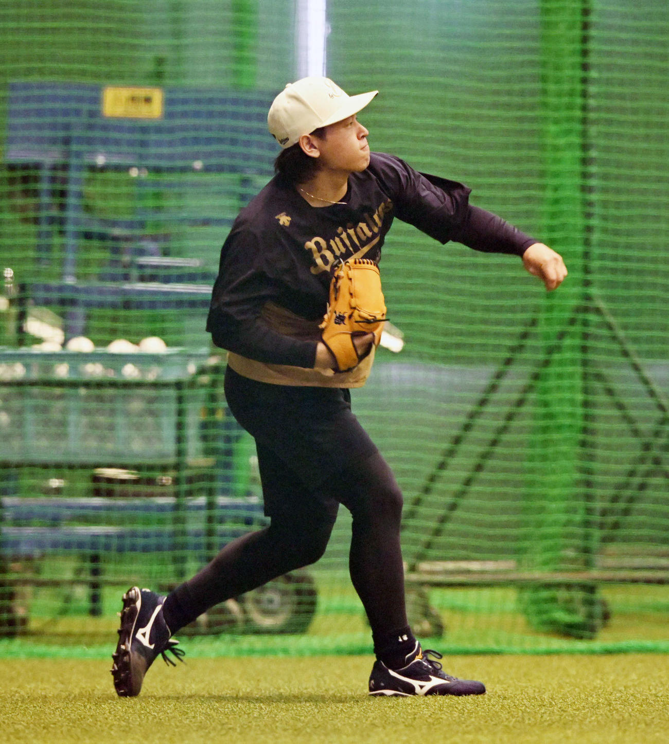 室内練習場でキャッチボールをするオリックス宮城（撮影・和賀正仁）