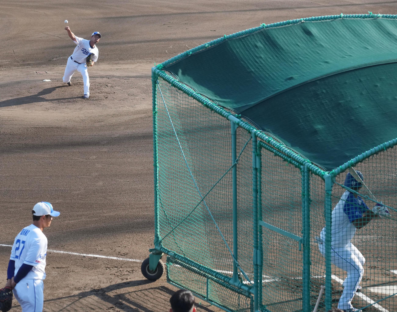 打撃練習に登板する岩崎（左）（撮影・森本幸一）