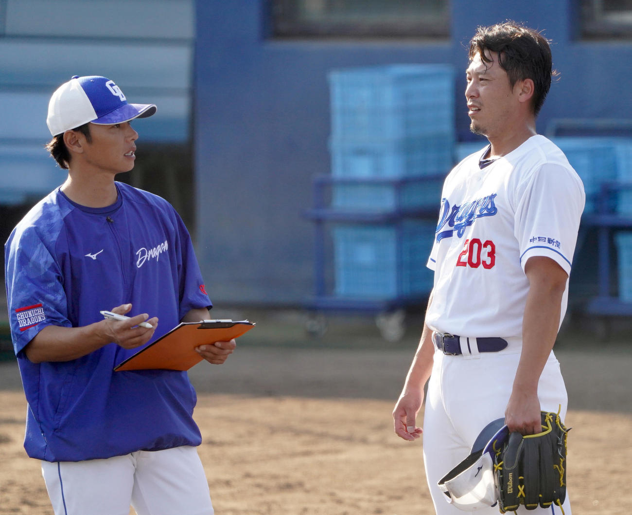 打撃練習に登板後、浅尾2軍投手コーチと言葉を交わす岩崎（撮影・森本幸一）