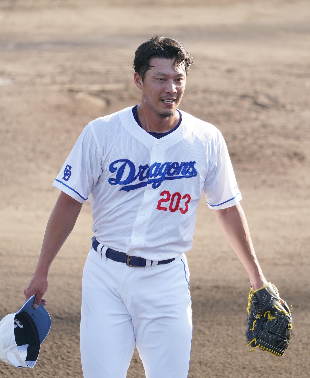 打撃練習に登板後あいさつをする岩崎（撮影・森本幸一）