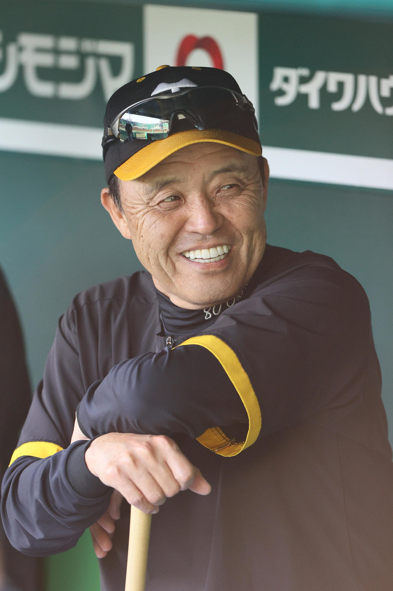 笑顔をみせる岡田監督（2023年11月2日撮影）
