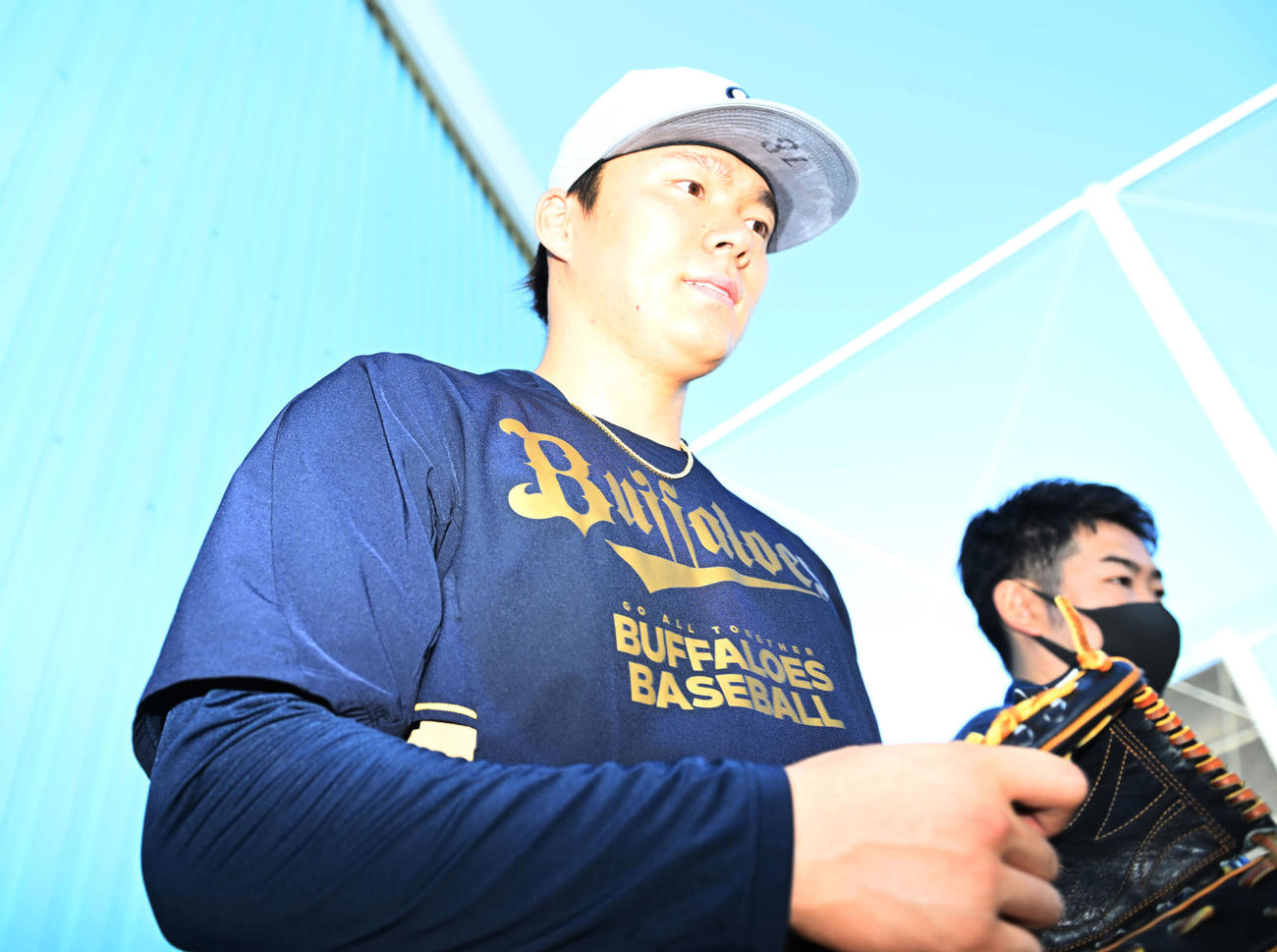 練習後、報道陣に対応するオリックス山本（撮影・和賀正仁）
