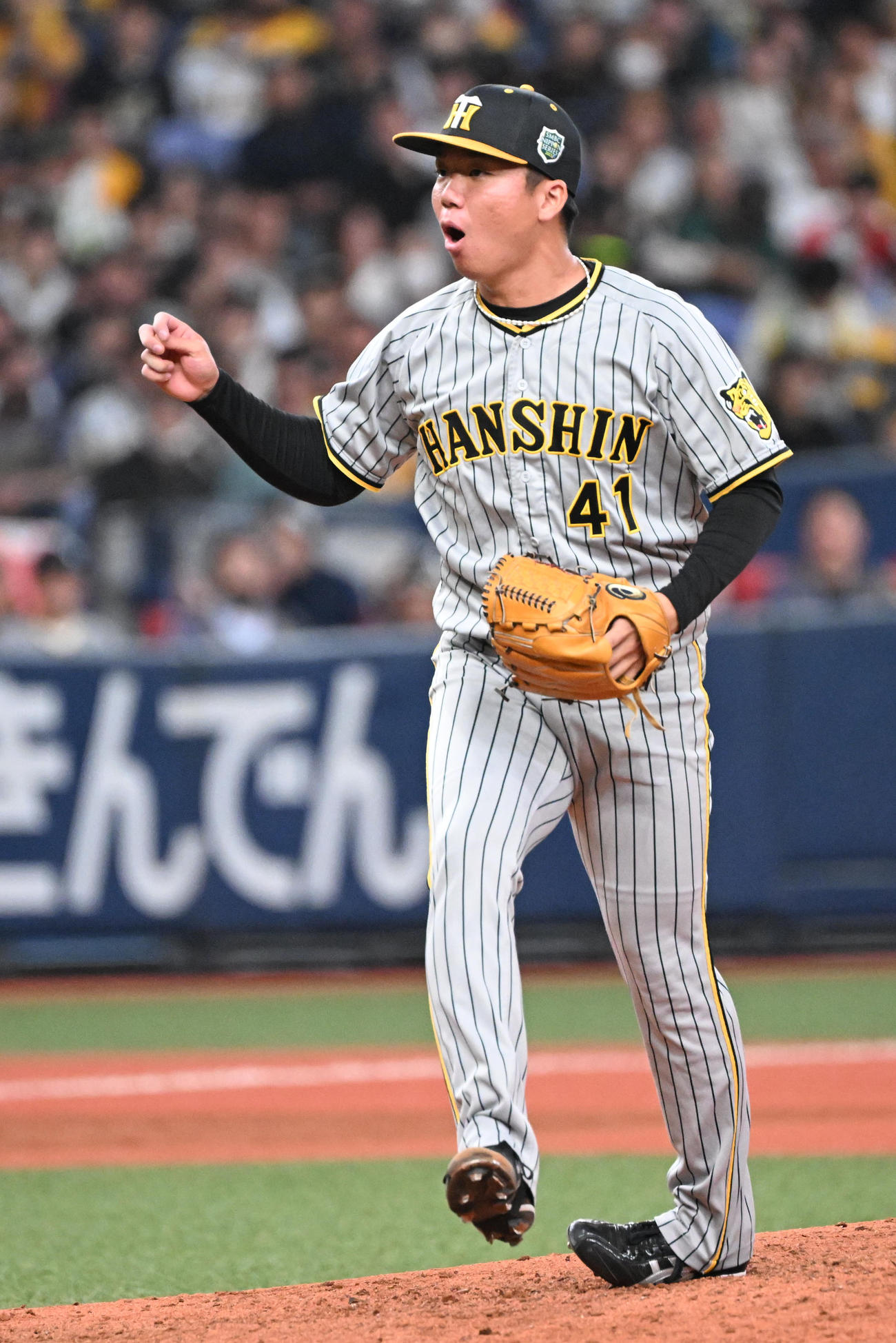 10月28日　オリックス対阪神　6回裏オリックス2死、頓宮に気合を込め投げ込む村上