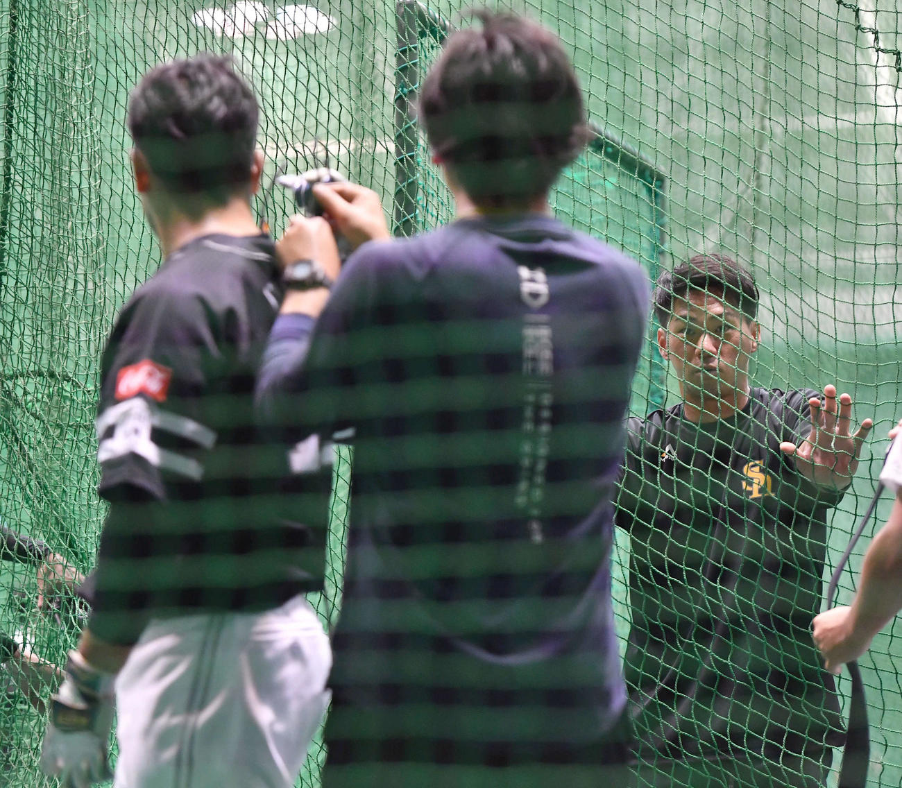 眼球運動検査を終えた嶺井（左）と話す長谷川R＆D担当（撮影・岩下翔太）