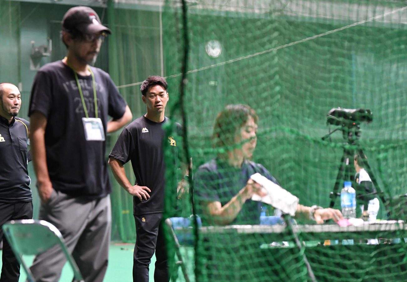 嶺井の眼球運動検査を見つめる長谷川R＆D担当（左から3人目）（撮影・岩下翔太）